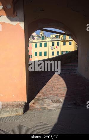 Portico in un passaggio verso un ponte di pietra in una giornata di sole Foto Stock