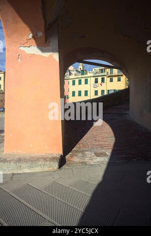 Portico in un passaggio verso un ponte di pietra in una giornata di sole Foto Stock