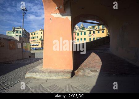 Portico in un passaggio verso un ponte di pietra in una giornata di sole Foto Stock