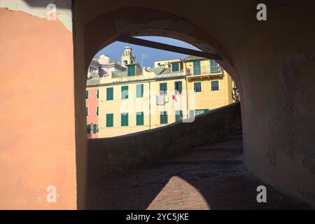 Portico in un passaggio verso un ponte di pietra in una giornata di sole Foto Stock