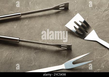 Strumenti di barbecue sul tavolo di legno. Piatto, laici vista superiore Foto Stock