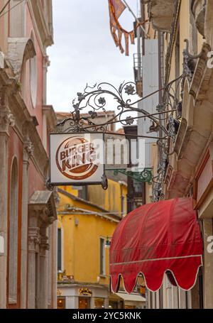Venezia, Italia - 09 ottobre 2024: Cartello ferriero Burger King presso l'American Fast Food Restaurant nel centro storico di Venezia. Foto Stock