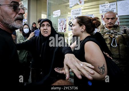 Beirut, Libano. 21 ottobre 2024. Una donna sfollata libanese, fuggita dalla sua casa nel sobborgo meridionale di Beirut, reagisce dopo essere stata sfrattata dalle forze di sicurezza da un vecchio hotel nel quartiere di Hamra nel cuore di Beirut. Almeno 1,2 milioni di persone sono fuggite dalle ostilità in corso tra Israele e gli Hezbollah filo-iraniani. Crediti: Marwan Naamani/dpa/Alamy Live News Foto Stock