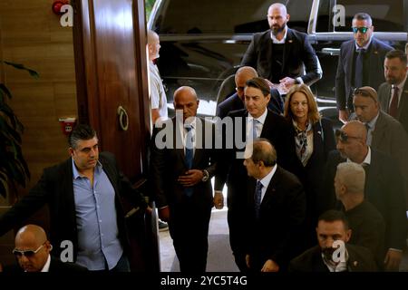 Beirut, Beirut, Libano. 21 ottobre 2024. L'inviato statunitense Amos Hochstein (C), affiancato da guardie del corpo, arriva per incontrare il presidente libanese del Parlamento Nabih Berri durante la sua visita a Beirut. Hochstein ha tenuto colloqui con funzionari libanesi a Beirut sulle condizioni per un cessate il fuoco tra Israele e Hezbollah filo-iraniano dopo che Israele ha colpito filiali in Libano di un istituto finanziario collegato al gruppo. Crediti: ZUMA Press, Inc./Alamy Live News Foto Stock