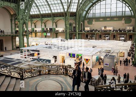 Parigi, Francia. 18 ottobre 2024. Vista generale della fiera d'arte contemporanea Art Basel al Grand Palais di Parigi. La terza edizione di Art Basel Paris, la fiera dell'arte contemporanea, si è finalmente trasferita al Grand Palais, dopo tre anni di lavori di restauro dello storico edificio parigino. L'evento si svolge dal 18 al 20 ottobre e presenta 195 gallerie provenienti da 42 paesi. (Foto di Telmo Pinto/SOPA Images/Sipa USA) credito: SIPA USA/Alamy Live News Foto Stock