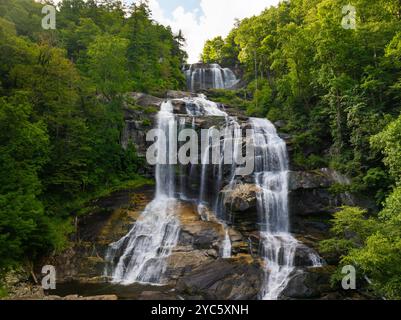 Vista aerea delle cascate Whitewater nella Nantahala National Forest, North Carolina, Stati Uniti. Acqua limpida che cade giù dai massi rocciosi tra il verde lussureggiante woo Foto Stock