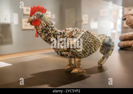 Un gallo fatto di carta moneta venezuelana dal Street art colombiano luis orlando ortega, perché la valuta è così debole Foto Stock