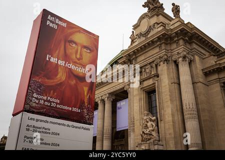 Parigi, Francia. 18 ottobre 2024. Ingresso al Grand Palais con il poster per l'edizione di quest'anno dell'Art Basel Paris. La terza edizione di Art Basel Paris, la fiera dell'arte contemporanea, si è finalmente trasferita al Grand Palais, dopo tre anni di lavori di restauro dello storico edificio parigino. L'evento si svolge dal 18 al 20 ottobre e presenta 195 gallerie provenienti da 42 paesi. Credito: SOPA Images Limited/Alamy Live News Foto Stock