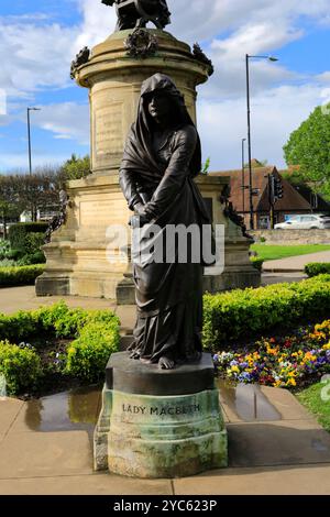 Statua di Lady Macbeth sul Gower Memorial nei giardini di Bancroft, Stratford Upon Avon, Warwickshire, Inghilterra il memoriale presenta una statua di William SH Foto Stock