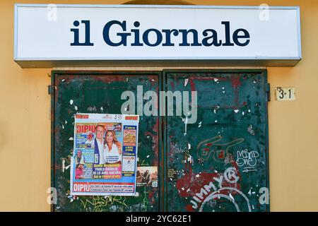 Esterno e insegna di un'edicola di giornali e riviste, con graffiti sulla porta metallica arrugginita, Sestri Levante, Genova, Liguria, Italia Foto Stock