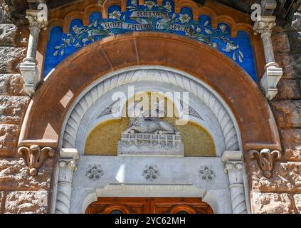 Sopra la porta di Palazzo Fascie Rossi storico palazzo, con bassorilievo raffigurante l'Agnello di Dio, mosaici e piastrelle dipinte, Sestri Levante, Genova Foto Stock