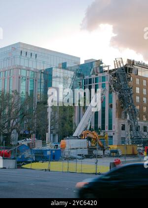 Uso editoriale solo 20 ottobre 2024 St. Petersburg, FL, USA. Dopo che una gru cade durante l'uragano Milton venti forti. Costruzione delle Residenze Foto Stock