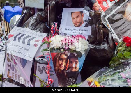 Londra, Regno Unito. 21 ottobre 2024. I fan lasciano fiori e tributi in un memoriale per la pop star Liam Payne presso la statua di Peter Pan a Hyde Park. Il cantante One Direction è morto dopo essere caduto dal balcone di un hotel a Buenos Aires. Credito: SOPA Images Limited/Alamy Live News Foto Stock