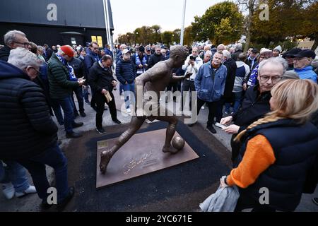 Norrköping, SVEZIA 20241021A statua della leggenda del calcio ove Kindvall è stata svelata in vista della partita di calcio Allsvenskan di lunedì tra l'IFK Norrköping FK e L'IF Brommapojkarn alla Platinumcars Arena. La statua è stata creata dall'artista estone Elo Liiv ed è un dono di Peter Hunt, presidente dell'IFK Norrköping dal 2009-2021 ed è dedicata ai tifosi del club. Norrkoping, Svezia, 21 ottobre 2024. Foto: Stefan Jerrevång/TT/codice 60160 credito: TT News Agency/Alamy Live News Foto Stock