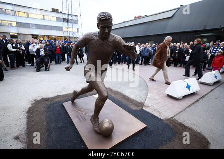 Norrköping, SVEZIA 20241021A statua della leggenda del calcio ove Kindvall è stata svelata in vista della partita di calcio Allsvenskan di lunedì tra l'IFK Norrköping FK e L'IF Brommapojkarn alla Platinumcars Arena. La statua è stata creata dall'artista estone Elo Liiv ed è un dono di Peter Hunt, presidente dell'IFK Norrköping dal 2009-2021 ed è dedicata ai tifosi del club. Norrkoping, Svezia, 21 ottobre 2024. Foto: Stefan Jerrevång/TT/codice 60160 credito: TT News Agency/Alamy Live News Foto Stock