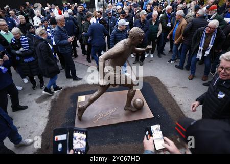 Norrköping, SVEZIA 20241021A statua della leggenda del calcio ove Kindvall è stata svelata in vista della partita di calcio Allsvenskan di lunedì tra l'IFK Norrköping FK e L'IF Brommapojkarn alla Platinumcars Arena. La statua è stata creata dall'artista estone Elo Liiv ed è un dono di Peter Hunt, presidente dell'IFK Norrköping dal 2009-2021 ed è dedicata ai tifosi del club. Norrkoping, Svezia, 21 ottobre 2024. Foto: Stefan Jerrevång/TT/codice 60160 credito: TT News Agency/Alamy Live News Foto Stock