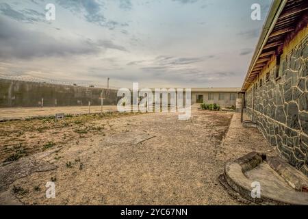 Cortile della prigione di Robben Island con le mura circostanti. Foto Stock