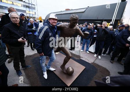 Norrköping, SVEZIA 20241021A statua della leggenda del calcio ove Kindvall è stata svelata in vista della partita di calcio Allsvenskan di lunedì tra l'IFK Norrköping FK e L'IF Brommapojkarn alla Platinumcars Arena. La statua è stata creata dall'artista estone Elo Liiv ed è un dono di Peter Hunt, presidente dell'IFK Norrköping dal 2009-2021 ed è dedicata ai tifosi del club. Norrkoping, Svezia, 21 ottobre 2024. Foto: Stefan Jerrevång/TT/codice 60160 credito: TT News Agency/Alamy Live News Foto Stock