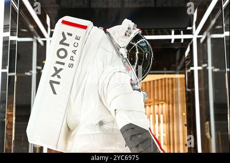 Milano, Italia. 21 ottobre 2024. L'Axiom Extravehicular Mobility Unit, AxEMU, la tuta spaziale progettata in collaborazione con Prada per la missione lunare Artemis III è esposta nella Galleria Vittorio Emanuele II a Milano, Italia, il 21 ottobre 2024. Crediti: Piero Cruciatti/Alamy Live News crediti: Piero Cruciatti/Alamy Live News Foto Stock