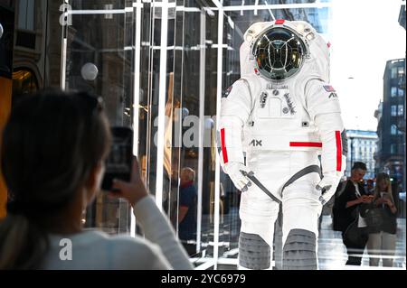 Milano, Italia. 21 ottobre 2024. L'Axiom Extravehicular Mobility Unit, AxEMU, la tuta spaziale progettata in collaborazione con Prada per la missione lunare Artemis III è esposta nella Galleria Vittorio Emanuele II a Milano, Italia, il 21 ottobre 2024. Crediti: Piero Cruciatti/Alamy Live News crediti: Piero Cruciatti/Alamy Live News Foto Stock