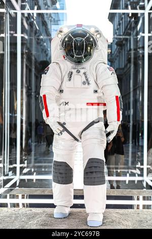 Milano, Italia. 21 ottobre 2024. L'Axiom Extravehicular Mobility Unit, AxEMU, la tuta spaziale progettata in collaborazione con Prada per la missione lunare Artemis III è esposta nella Galleria Vittorio Emanuele II a Milano, Italia, il 21 ottobre 2024. Crediti: Piero Cruciatti/Alamy Live News crediti: Piero Cruciatti/Alamy Live News Foto Stock