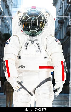 Milano, Italia. 21 ottobre 2024. L'Axiom Extravehicular Mobility Unit, AxEMU, la tuta spaziale progettata in collaborazione con Prada per la missione lunare Artemis III è esposta nella Galleria Vittorio Emanuele II a Milano, Italia, il 21 ottobre 2024. Crediti: Piero Cruciatti/Alamy Live News crediti: Piero Cruciatti/Alamy Live News Foto Stock