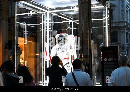 Milano, Italia. 21 ottobre 2024. L'Axiom Extravehicular Mobility Unit, AxEMU, la tuta spaziale progettata in collaborazione con Prada per la missione lunare Artemis III è esposta nella Galleria Vittorio Emanuele II a Milano, Italia, il 21 ottobre 2024. Crediti: Piero Cruciatti/Alamy Live News crediti: Piero Cruciatti/Alamy Live News Foto Stock