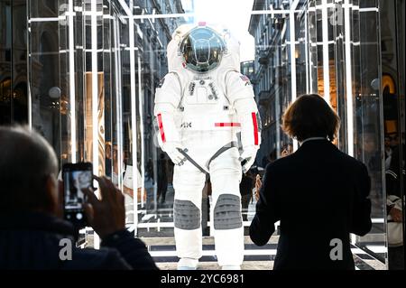 Milano, Italia. 21 ottobre 2024. L'Axiom Extravehicular Mobility Unit, AxEMU, la tuta spaziale progettata in collaborazione con Prada per la missione lunare Artemis III è esposta nella Galleria Vittorio Emanuele II a Milano, Italia, il 21 ottobre 2024. Crediti: Piero Cruciatti/Alamy Live News crediti: Piero Cruciatti/Alamy Live News Foto Stock