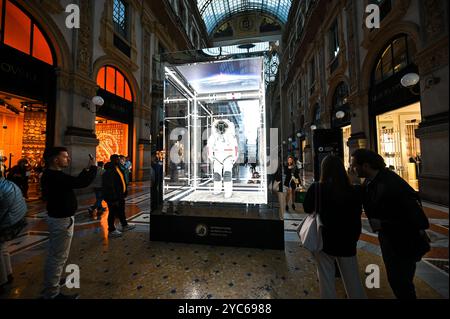 Milano, Italia. 21 ottobre 2024. L'Axiom Extravehicular Mobility Unit, AxEMU, la tuta spaziale progettata in collaborazione con Prada per la missione lunare Artemis III è esposta nella Galleria Vittorio Emanuele II a Milano, Italia, il 21 ottobre 2024. Crediti: Piero Cruciatti/Alamy Live News crediti: Piero Cruciatti/Alamy Live News Foto Stock