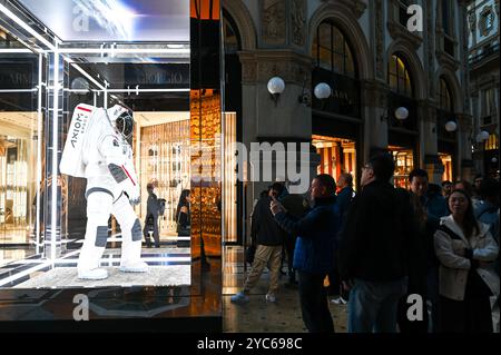 Milano, Italia. 21 ottobre 2024. L'Axiom Extravehicular Mobility Unit, AxEMU, la tuta spaziale progettata in collaborazione con Prada per la missione lunare Artemis III è esposta nella Galleria Vittorio Emanuele II a Milano, Italia, il 21 ottobre 2024. Crediti: Piero Cruciatti/Alamy Live News crediti: Piero Cruciatti/Alamy Live News Foto Stock