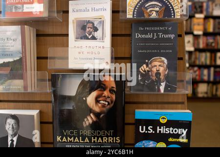 Libri tra cui "The Presidency of Donald Trump" a cura di Julian Zelizer e "The Truths We Hold: An American Journey" di Kamala Harris sono visti... Foto Stock