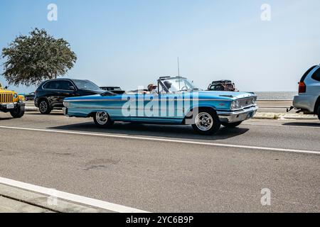 Gulfport, MS - 4 ottobre 2023: Vista laterale grandangolare di una Ford Galaxie 500 Convertible del 1963 in una mostra automobilistica locale. Foto Stock