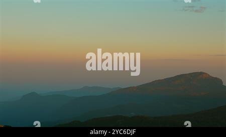 Splendido paesaggio montano al tramonto con colori vivaci del cielo, Foto Stock