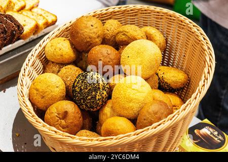 Una serie di vari tipi di pane tradizionale a base di farina di grano e segale, vista ravvicinata. panini fatti di diversi tipi di farina in un cestello di paglia Foto Stock