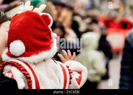 Persone in costume tradizionale che guardano la sfilata del capodanno lunare cinese per strada Foto Stock