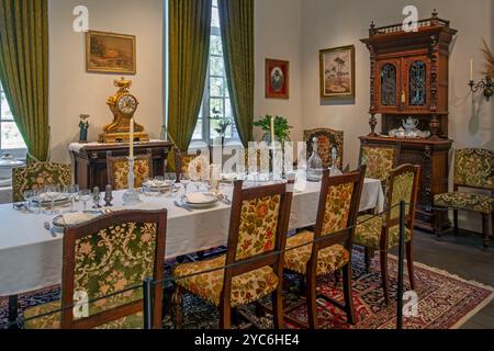 Tavolo da pranzo con oggetti d'antiquariato nella sala da pranzo all'interno della casa del clero del XVIII secolo Schriek presso il museo all'aperto di Bokrijk, Limburgo, Fiandre, Belgio Foto Stock