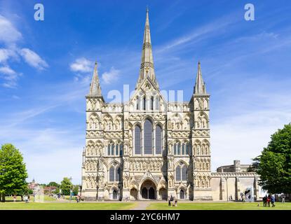 La Cattedrale di Salisbury e la guglia medievale, la guglia più alta d'Inghilterra, Salisbury Regno Unito Salisbury Wiltshire Inghilterra Regno Unito GB Europa Foto Stock