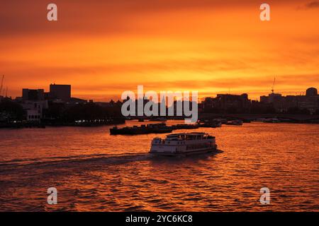 Il tramonto su Londra visto dal Blackfriars Bridge. Data foto: Lunedì 21 ottobre 2024. Foto Stock