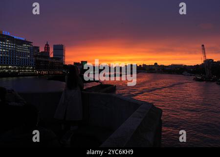 Il tramonto su Londra visto dal Blackfriars Bridge. Data foto: Lunedì 21 ottobre 2024. Foto Stock