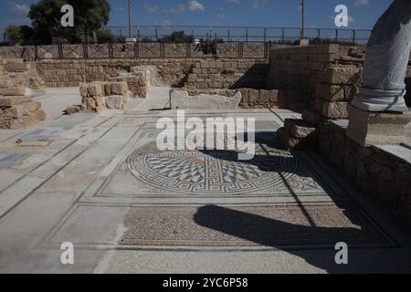 Caesarea, il bagno pubblico bizantino settentrionale, qui in questa sala con un bellissimo pavimento a mosaico che le persone si esercitano dopo aver fatto il bagno nella zona meridionale Foto Stock