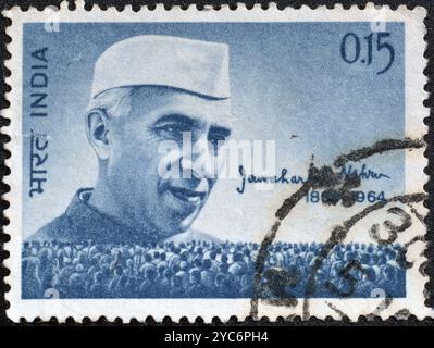 Francobollo cancellato stampato dall'India, che mostra il ritratto di Jawaharlal Nehru (1889-1964), circa 1964. Foto Stock