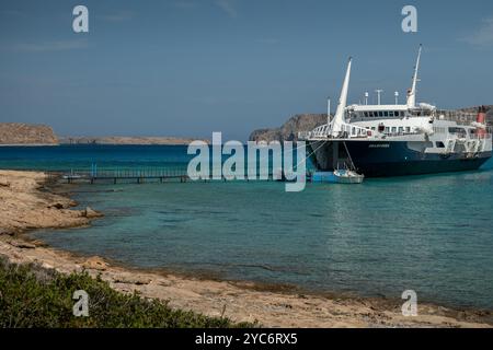 Il traghetto "Gramvousa" è attraccato nelle tranquille acque blu dell'isola di Gramvousa, situata vicino alla laguna di Balos sulla costa nord-occidentale di Creta, in Grecia. Foto Stock