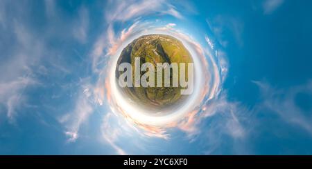 Piccolo pianeta verde con alberi e cielo azzurro morbido. Un piccolo pianeta che tramonta sulla spiaggia. angolo di visione 360. Mondo. Pianeta Terra. Foto Stock