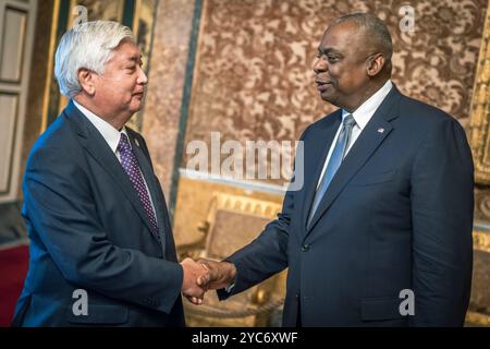 Napoli, Italia. 19 ottobre 2024. Il Segretario alla difesa degli Stati Uniti Lloyd Austin, a destra, saluta il Ministro della difesa giapponese Gen Nakatani, a sinistra, prima di un incontro bilaterale a margine del G7 riunione dei Ministri della difesa, 19 ottobre 2024, a Napoli, Italia. Crediti: Chad McNeeley/DOD Photo/Alamy Live News Foto Stock