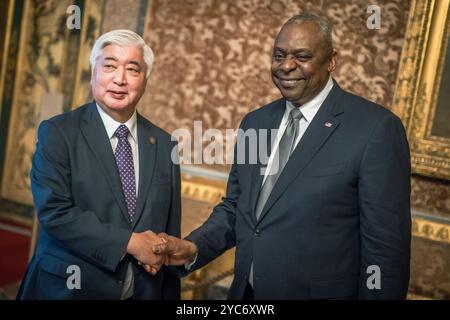 Napoli, Italia. 19 ottobre 2024. Il Segretario alla difesa degli Stati Uniti Lloyd Austin, a destra, saluta il Ministro della difesa giapponese Gen Nakatani, a sinistra, prima di un incontro bilaterale a margine del G7 riunione dei Ministri della difesa, 19 ottobre 2024, a Napoli, Italia. Crediti: Chad McNeeley/DOD Photo/Alamy Live News Foto Stock