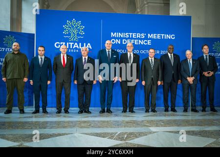 Napoli, Italia. 19 ottobre 2024. Il Segretario alla difesa degli Stati Uniti Lloyd Austin, 3° a destra, sta per una foto di gruppo con i Ministri della difesa del G7, 19 ottobre 2024 a Napoli, Italia. In piedi da sinistra: Il ministro della difesa ucraino Rustem Umerov, il ministro della difesa francese Sebastien Lecornu, il ministro della difesa britannico John Healey, il ministro della difesa giapponese Gen Nakatani, il ministro della difesa italiano Lorenzo Guerini, il ministro della difesa canadese Bill Blair, il ministro della difesa tedesco Boris Pistorius, il ministro della difesa statunitense Lloyd Austin, il ministro degli Esteri dell'Unione europea Josep Borrell, il segretario generale della NATO Mark Rutte. Credito: Chad Mc Foto Stock