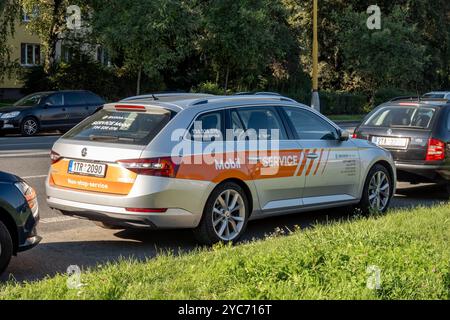 HAVIROV, REPUBBLICA CECA - 15 SETTEMBRE 2023: Silver Skoda superba Combi car della Mobil Service parcheggiata in strada Foto Stock