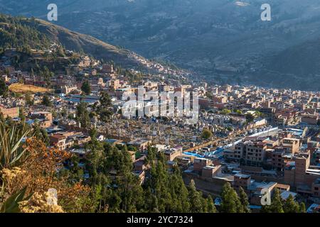Paesaggio urbano di Huaraz con vista del vecchio cimitero in un giorno di sole nella regione di Ancash, Perù Foto Stock