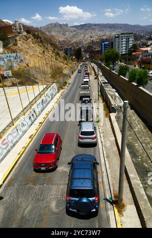 La Paz, BOLIVIA; 21 ottobre 2024: La coda dei veicoli per il rifornimento di benzina/benzina presso la stazione di servizio Virgen de los Álamos in Av Los Álamos ai piedi di Calacoto nella zona Sur. Questa immagine è stata scattata all'incrocio tra Calle 13 de Calacoto e Av Costanera, a 7/8 isolati di distanza. Le carenze di carburante e i problemi di alimentazione (in particolare il diesel) sono stati un problema regolare in Bolivia per diversi mesi. Dall'inizio della scorsa settimana, ci sono state enormi code anche per benzina/benzina, in parte a causa dei blocchi stradali sull'autostrada principale da Arica, Cile, attraverso i quali viene importato un po' di carburante. Foto Stock