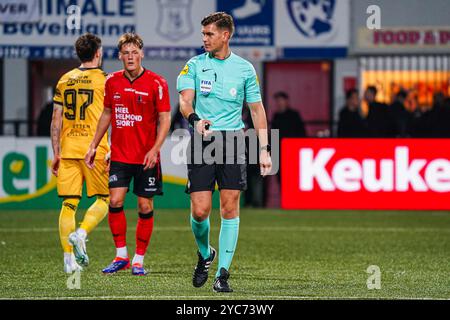 Helmond, Paesi Bassi. 21 ottobre 2024. HELMOND, PAESI BASSI - 21 OTTOBRE: L'arbitro Joey Kooij indica durante la partita olandese Keuken Kampioen Divisie tra Helmond Sport e Roda JC al GS Staalwerken Stadion il 21 ottobre 2024 a Helmond, Paesi Bassi. (Foto di Gabriel Calvino Alonso/Orange Pictures) credito: Orange Pics BV/Alamy Live News Foto Stock